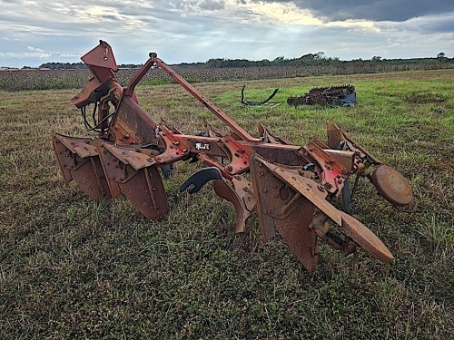 Case IH 425 4-bottom Flip Plow