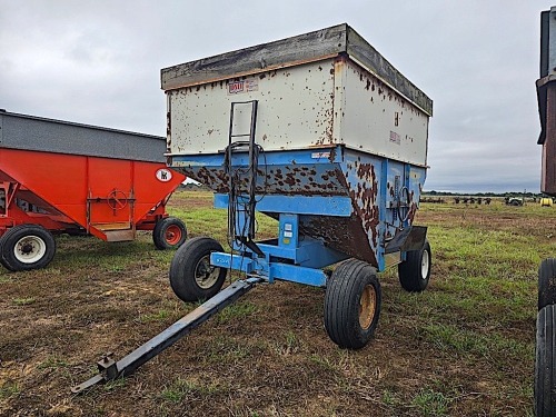 DMI 6280 Gravity Flow Wagon: 250 BU, Right Side Dump, Blue & White