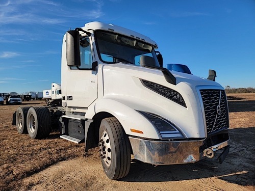 2019 Volvo VNL62T Truck Tractor, s/n 4V4NB9DH3KN196627: T/A, Day Cab, D11 425hp Eng., i-Shift 12-sp. Auto, 12.5K Front, 40K Rears, 445/50R22.5 Single Rears, 295/75R22.5 Fronts, 669K mi.