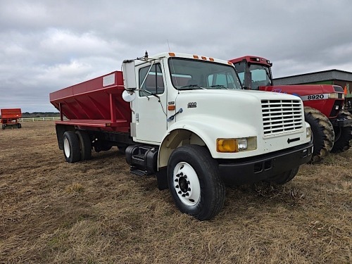 1998 International 4900 Spreader Truck, s/n 1HTSDAAN0WH572924: DT466 Eng., 6-sp., 187K mi.