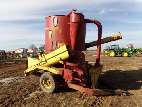 New Holland 355 Feed Mill