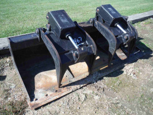 Cat Grapple Bucket: fits Cat 287B Skid Steer