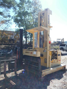 Hyster R30CH Forklift, s/n A186D01550H w/ Battery Charger: No Battery, Unknown Condition