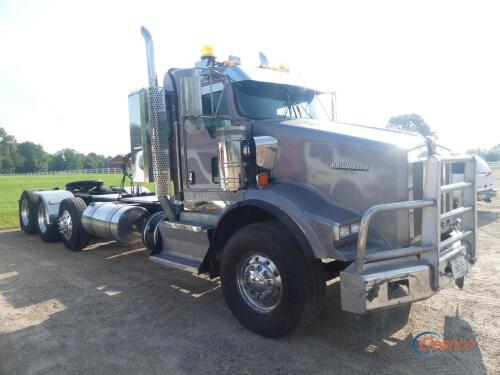 2012 Kenworth T800 Truck Tractor, s/n 1XKDP4EX1CJ303172: Tri-axle, Day Cab, Factory Heavy Haul, Cummins 500hp Eng., 18-sp., 20K Front, 46K Rears, Air Ride Susp., Encl. Headache Storage, Light Bar, Odometer Shows 500K mi.