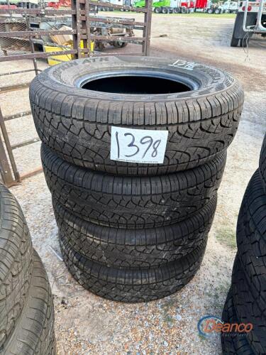 (4) Pirelli Scorpion 265/70R17 Tires