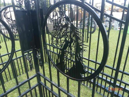 16' Bi-parting Gates w/ Posts: Horse Head Scene