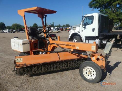 Lay-Mor Sweepmaster SM300 Sweeper, s/n 34924: 3-WHEEL, Canopy, 596 hrs
