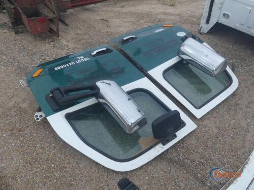 Hood and (2) Doors off 2017 Peterbilt Truck Tractor