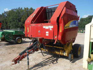 New Holland BR7070 Round Baler, s/n Y8N041040 (Monitor in Check-in Building)