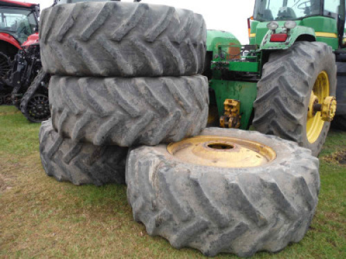 2005 John Deere 9520 MFWD Tractor, s/n RW9520E030163: Articulating, Front & Rear Duals, Meter Shows 8936 hrs