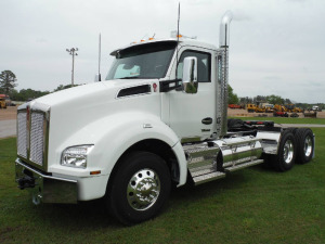 Unused 2023 Kenworth T880 Truck Tractor, s/n 1XKZDP9X1PJ248402 (FET is Paid): T/A, Day Cab, Paccar MX13 456hp Eng., Eaton 10-sp., Air Glide Susp., Full Factory Warranty, Odometer Shows 797 mi.
