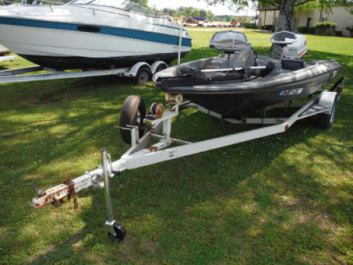 Skeeter SF150SX 17' Boat, s/n STEG4668A888 w/ Trailer (No Title - Bill of Sale Only): Fiberglass V-Hull, Johnson Javelin 85 Motor, Motorguide 12R24 Trolling Motor, Live Wells