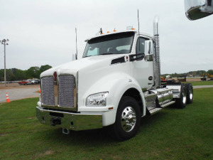 Unused 2023 Kenworth T880 Truck Tractor, s/n 1XKZDP9X3PJ248403 (FET is Paid): T/A, Day Cab, Paccar MX13 456hp Eng., Eaton 10-sp., Air Glide Susp., Full Factory Warranty, Odometer Shows 870 mi.